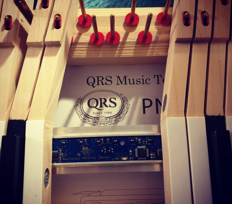 Montaż systemu samogrającego QRS Music w fortepianie