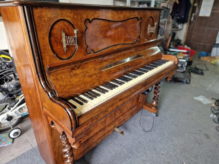 zabytkowe pianino do QRS